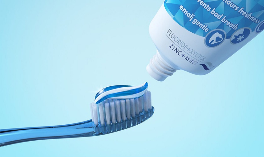 Sử dụng các loại kem đánh răng có chứa fluoride để giúp men răng chắc khỏe