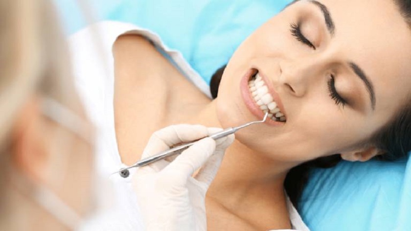 Khám răng và cạo vôi răng định kì tại nha khoa để giữ răng miệng luôn sạch sẽ, khỏe mạnh