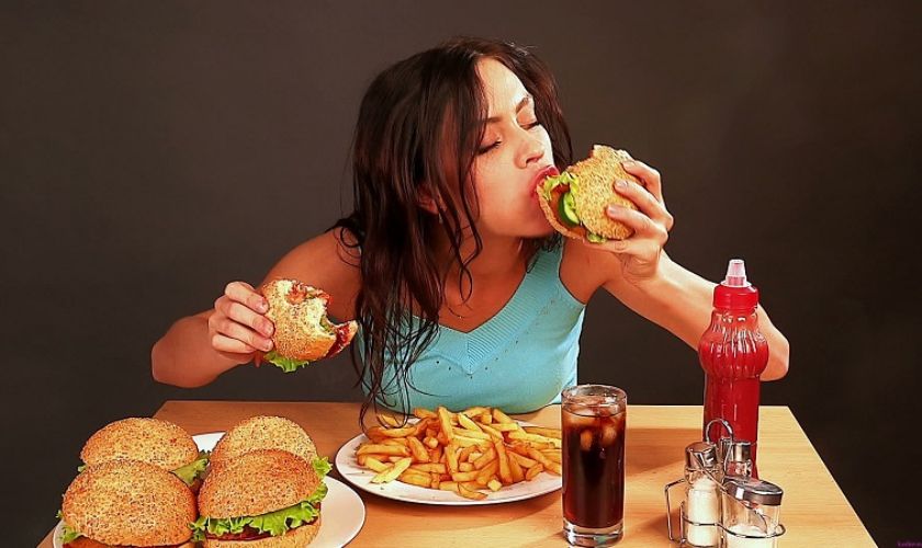 Thói quen ăn uống không lành mạnh gây ra tình trạng sưng lợi