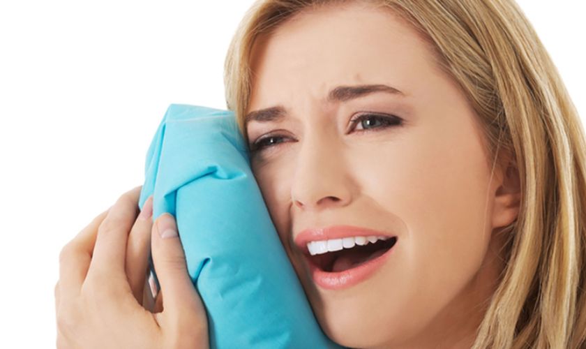 Chườm khăn lạnh sẽ giúp giảm đau răng sâu