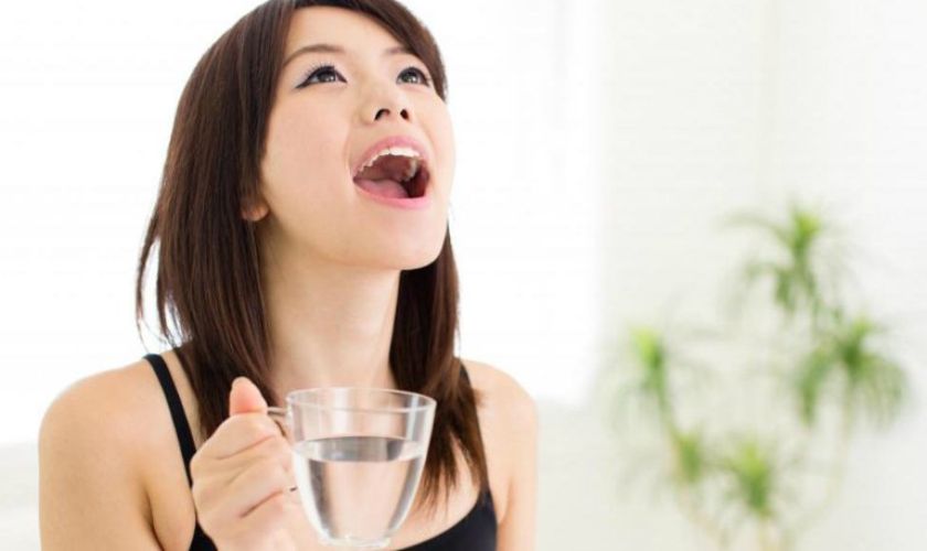 Súc miệng nước muối để giảm tình trạng đau răng