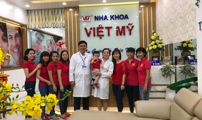 Nha khoa Việt Mỹ có đội ngũ bác sĩ có kiến thức chuyên môn cao và kinh nghiệm