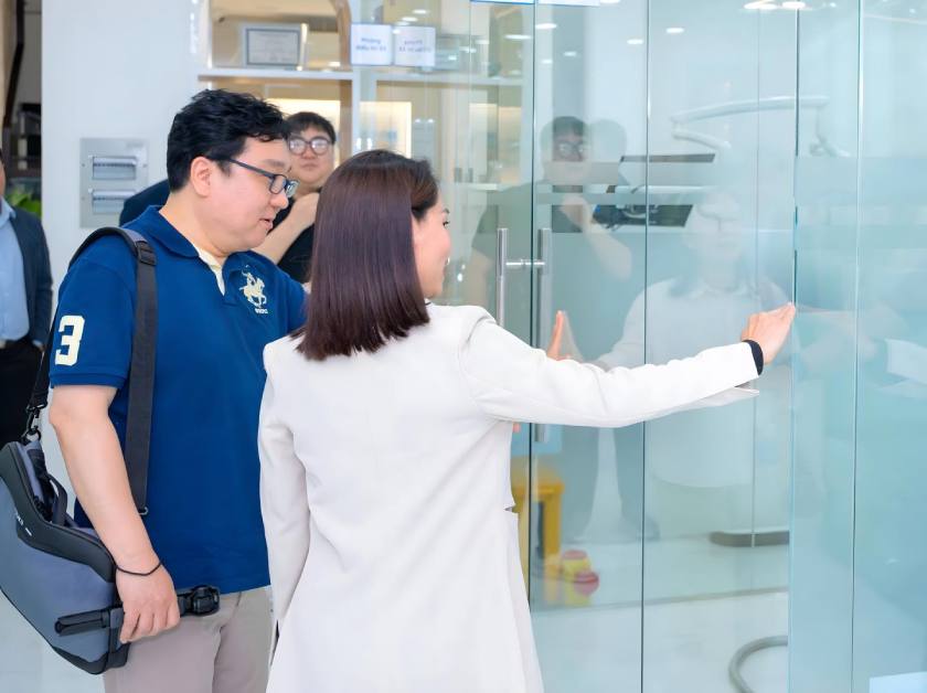 Hai bên phái đoàn đã có những thảo luận sâu sắc về thành tựu của trung tâm Implant Việt Nam cũng như tiềm lực phát triển của thị trường nha khoa Việt