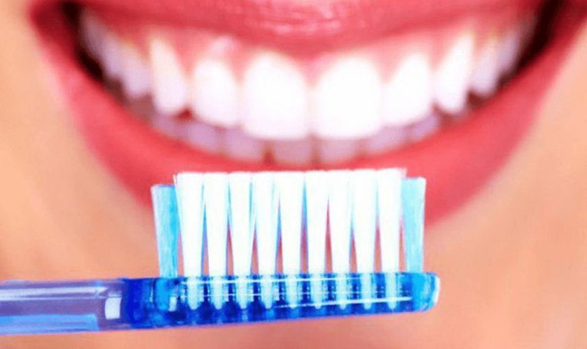 Nên đánh răng 2 lần/ ngày với bàn chải lông mềm để bảo vệ răng