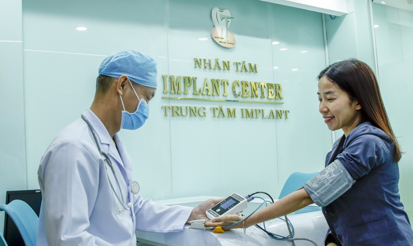 Khách hàng được trung tâm nha khoa Implant khám sức khỏe tổng quát