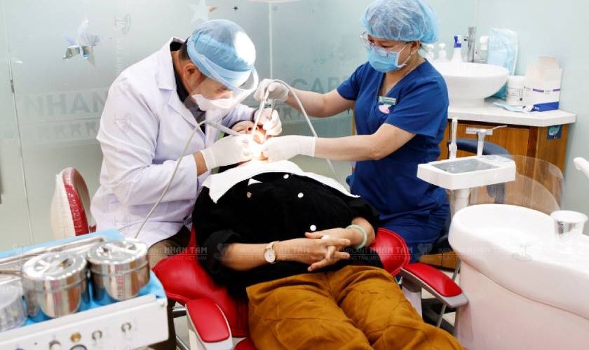 Điều trị bệnh nhân bị đau răng tại Trung tâm Implant Việt Nam