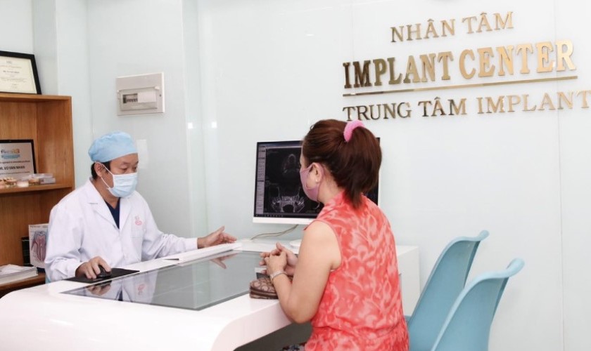 Bệnh nhân tư vấn điều trị mất răng tại Trung tâm Implant Việt Nam