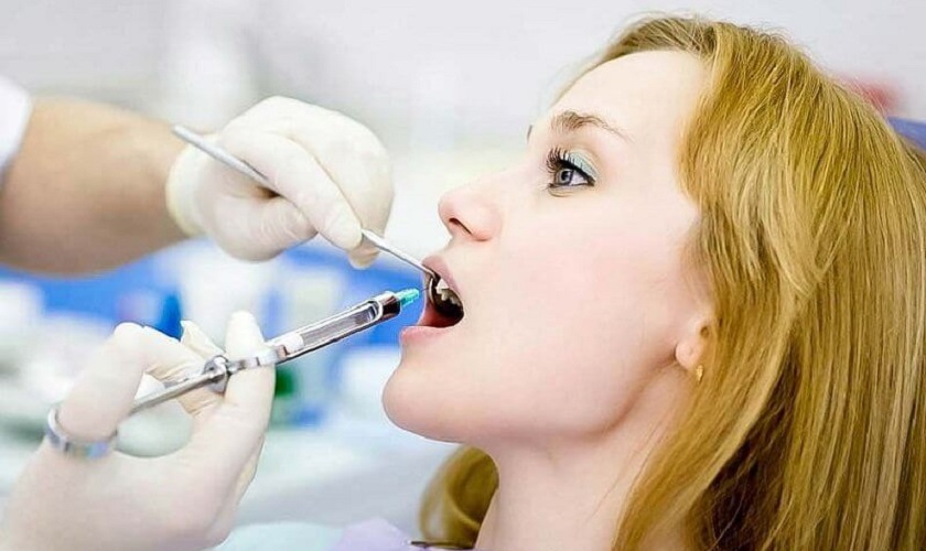 Gây tê trước khi phẫu thuật ghép nướu răng để tránh cảm giác đau nhức cho khách hàng