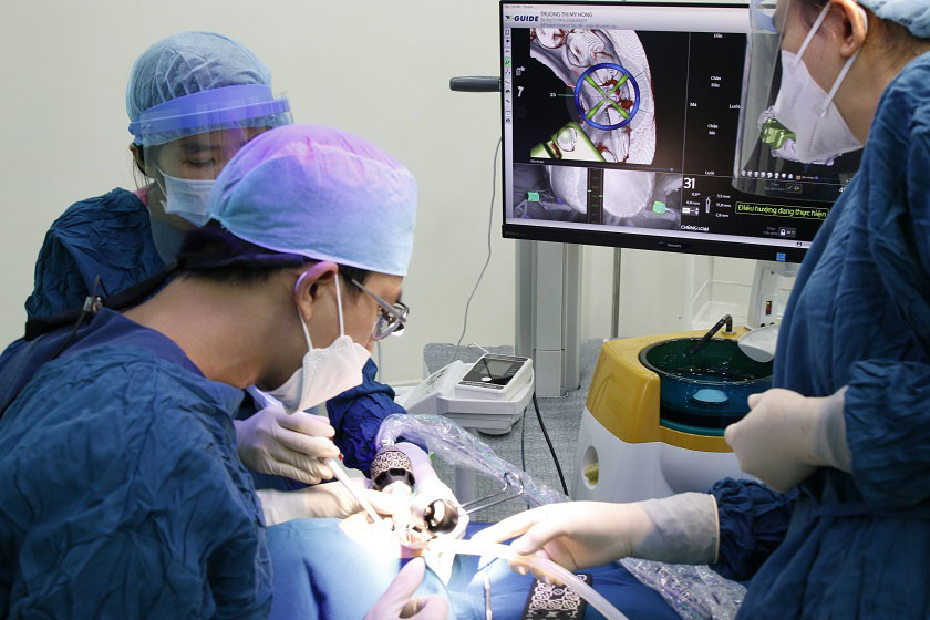 Nha khoa Nhân Tâm ứng dụng robot định vị cấy ghép răng Implant