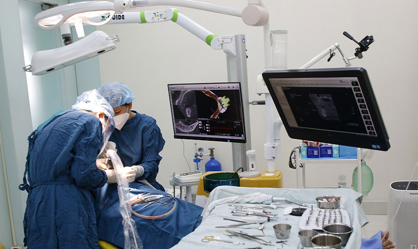 Nha khoa Nhân Tâm ứng dụng robot định vị vào quy trình cấy ghép răng