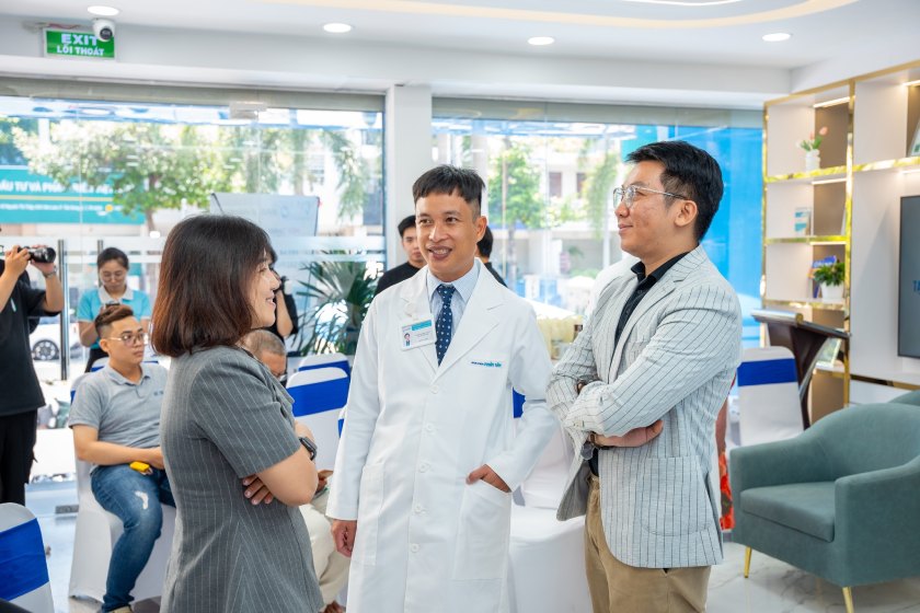 Bác sĩ Nha khoa Nhân Tâm và đại diện Công ty IM8 Bác sĩ Nha khoa Nhân Tâm và đại diện Công ty IM8