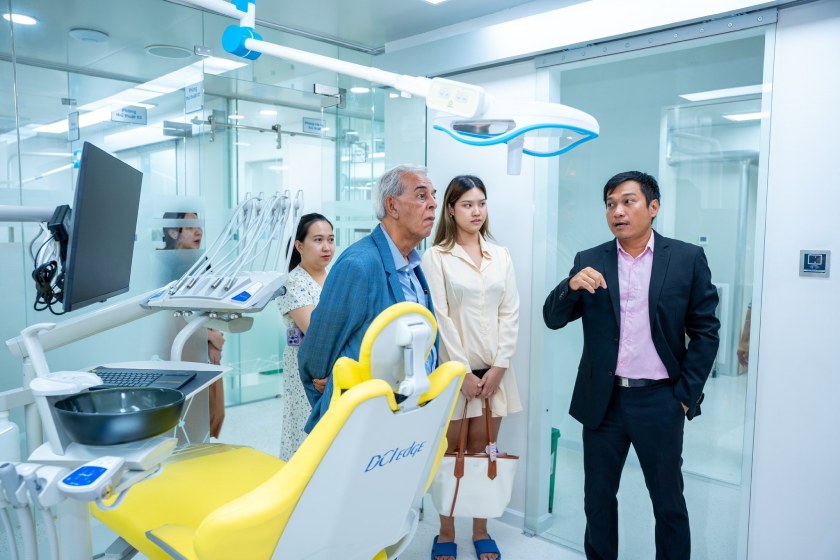 Đoàn chuyên gia Singapore tham quan khu vực điều trị tại Nha khoa Nhân Tâm Đoàn chuyên gia Singapore tham quan khu vực điều trị tại Nha khoa Nhân Tâm