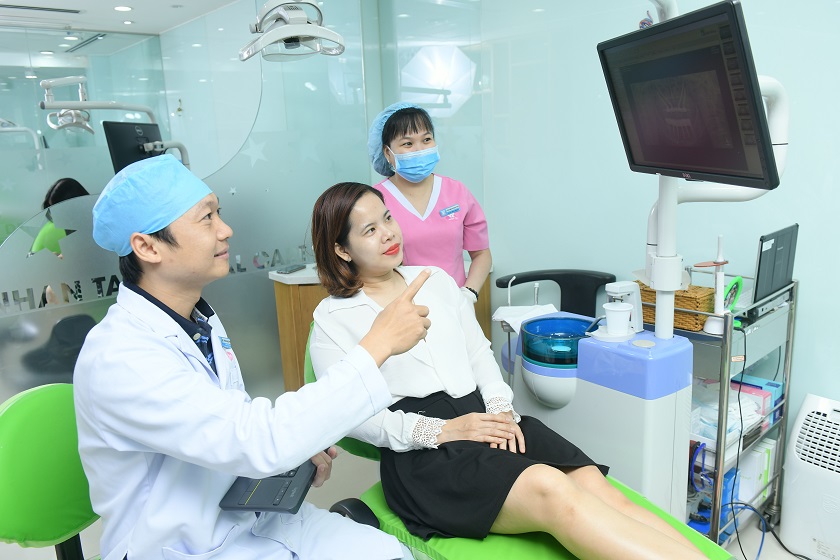 Khám răng miệng và tư vấn khách hàng trước khi điều trị