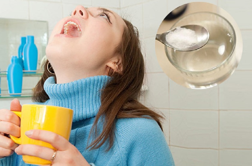 Súc miệng bằng nước muối để khử trùng và chống viêm