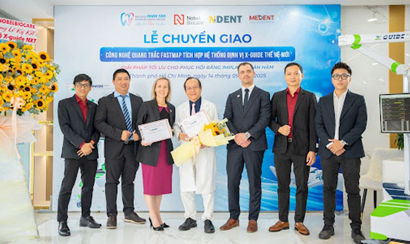 Ts.Bs Võ Văn Nhân cùng các thành viên của đơn vị chuyển giao công nghệ