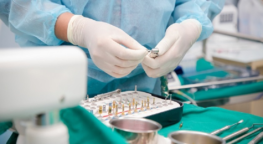 Phòng phẫu thuật và tất cả các dụng cụ, thiết bị cần được chuẩn bị trước khi trồng răng