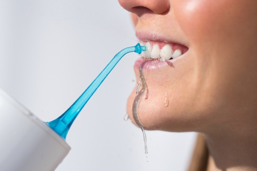 Sử dụng máy tăm nước giúp làm sạch răng hiệu quả