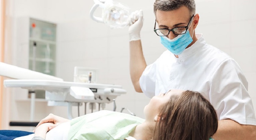 Thăm khám tại nha khoa để nắm được thời gian cấy ghép răng cụ thể trong trường hợp của mình