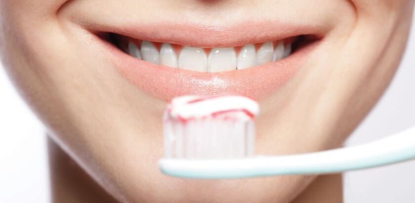 Việc chăm sóc và vệ sinh răng miệng sau khi cấy ghép đặc biệt quan trọng