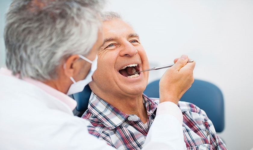 Việc trồng răng Implant cho người già cần được kiểm soát chặt chẽ