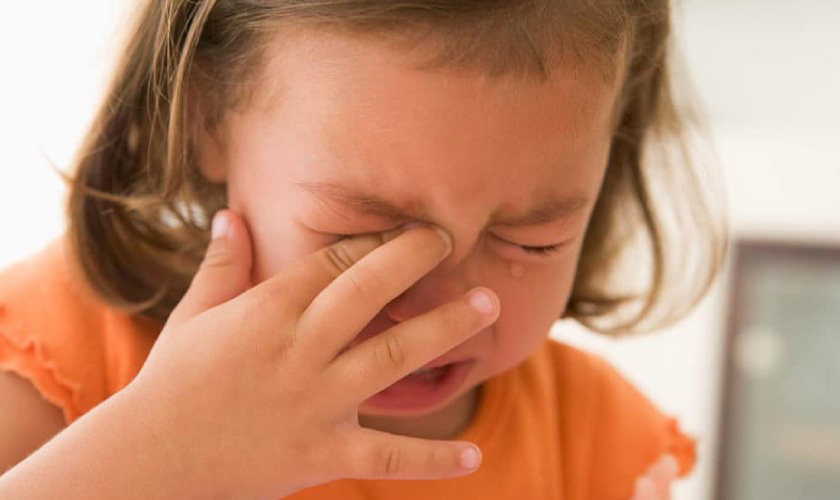 Trẻ bị khe hở vòm họng sẽ khó bú và khó ăn