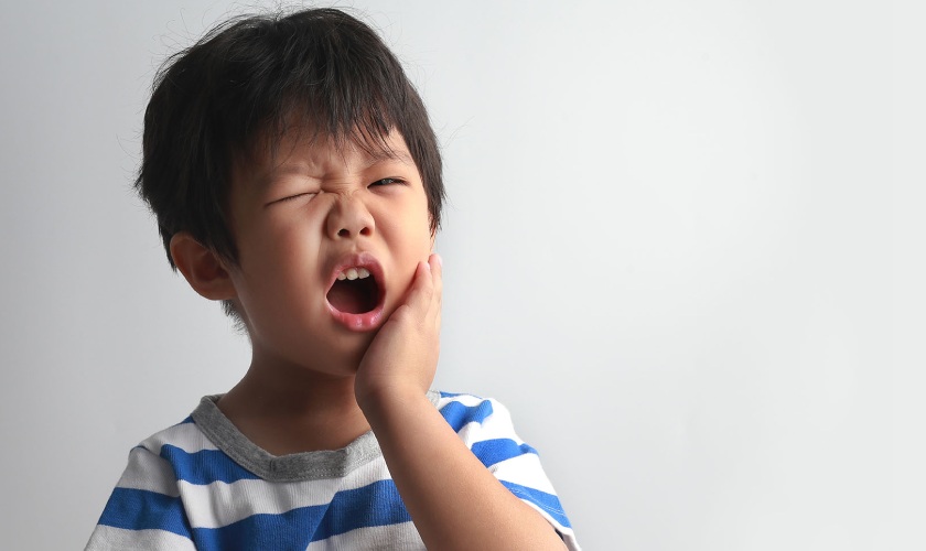 Trẻ bị sưng mộng răng điều trị như thế nào?