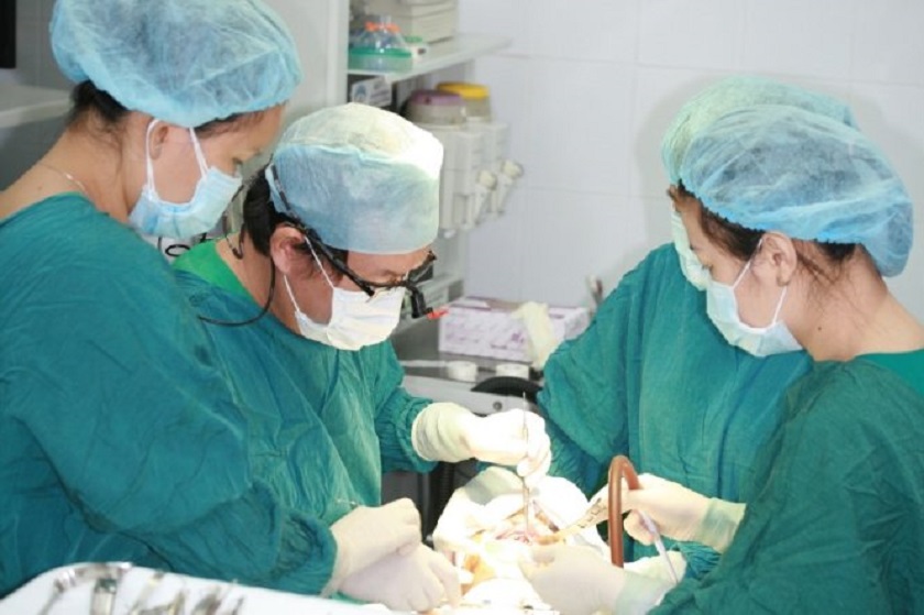 Ts.Bs Võ Văn Nhân thực hiện cấy ghép răng implant cho khách hàng không răng bẩm sinh