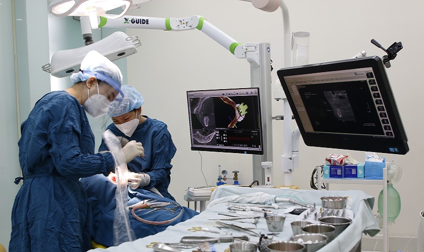 Quá trình cấy ghép Implant cần được hỗ trợ bởi nhiều trang thiết bị chuyên dụng, hiện đại