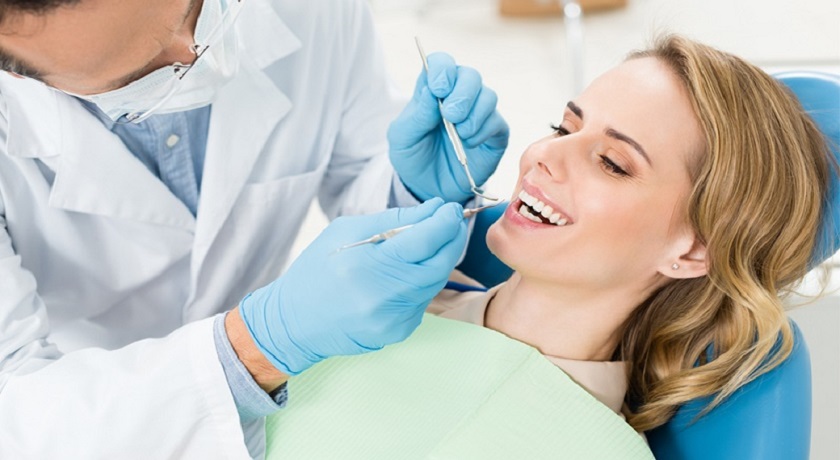 Khám răng tổng quát và nói rõ với bác sĩ về tình hình sức khỏe hiện tại trước khi trồng răng implant