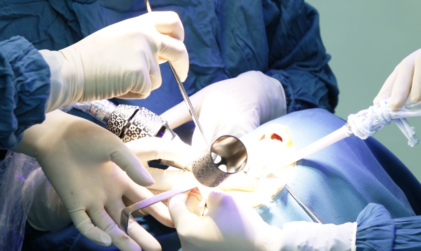 Cấy ghép Implant thuận lợi cho người bệnh tim mạch tại Nha khoa Nhân Tâm