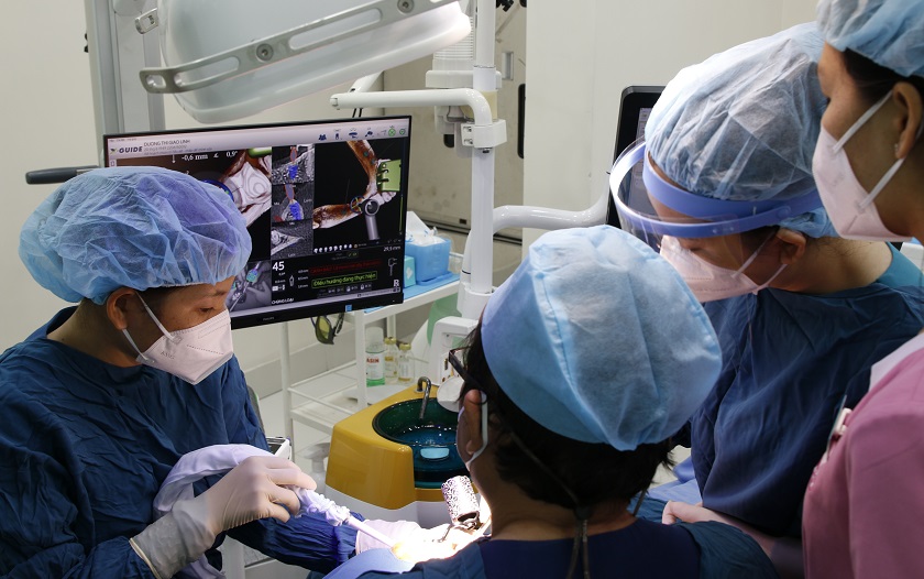 Trồng răng Implant ứng dụng công nghệ hiện đại tại Nha khoa Nhân Tâm