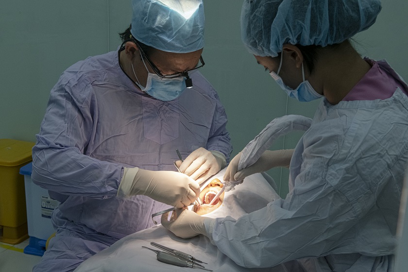 Để đảm bảo an toàn khi cấy ghép Implant, bác sĩ thực hiện có tay nghề tốt