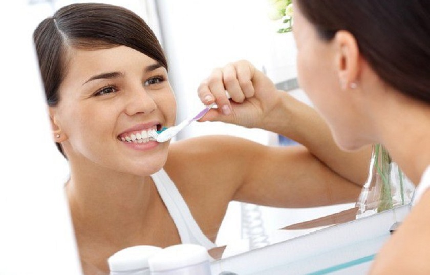 Quá trình chăm sóc răng miệng khoa học sẽ giúp ngăn chặn biến chứng sau khi trồng răng
