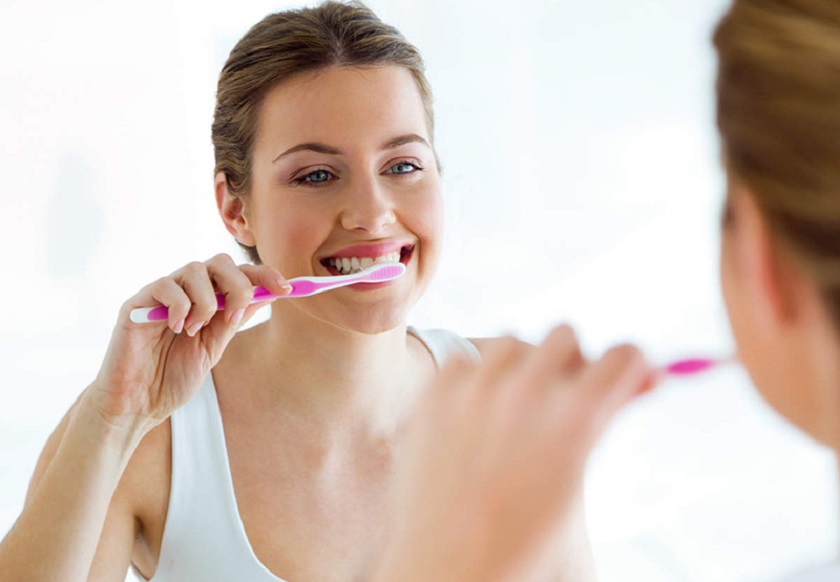 Chải răng nhẹ nhàng với bàn chải lông mềm sau khi làm răng Implant