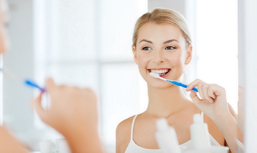 Vệ sinh răng đúng cách hàng ngày để ngăn ngừa gãy rụng răng