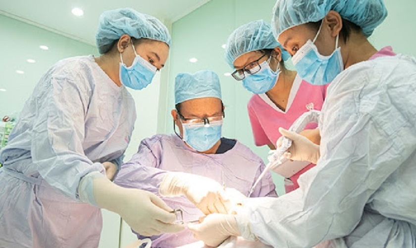 Bác sĩ phẫu thuật cắm Implant tại Nha khoa Nhân Tâm