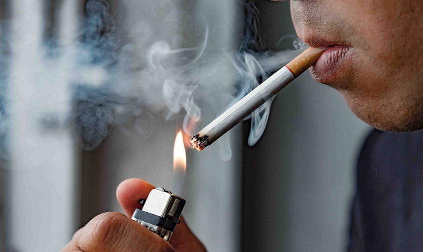 Hút thuốc lá thường xuyên là yếu tố làm tăng nguy cơ tụt nướu