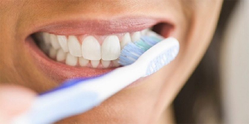 Sử dụng bàn chải có đầu lông mềm khi vệ sinh răng