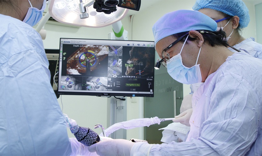 Ts.Bs Võ Văn Nhân là bác sĩ Việt Nam đầu tiên áp dụng thành công hệ thống định vị (X-guide navigation) trong cấy ghép Implant