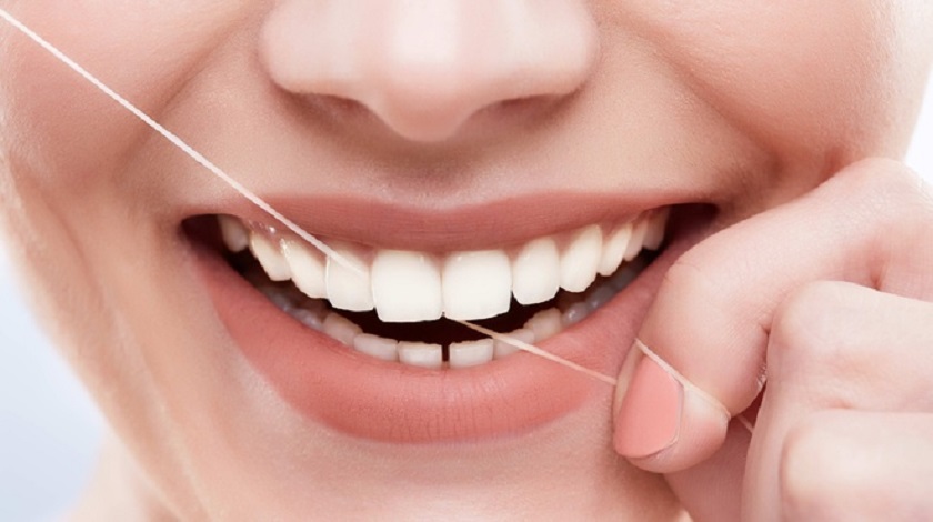 Nên dùng chỉ nha khoa để lấy sạch mảng bám đọng trong kẽ răng