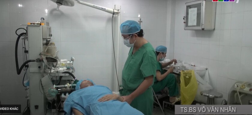 Bác sĩ Nhân thực hiện phẫu thuật dời dây thần kinh và cấy ghép implant xương gò má