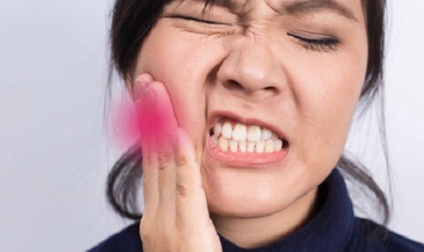 Khi bị viêm ổ răng khô, bạn có thể cảm thấy đau nhức, khó chịu