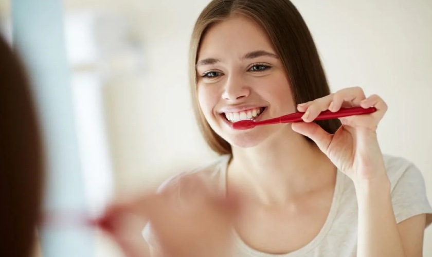 Đánh răng nhẹ nhàng để tránh gây thêm tổn thương viêm ổ răng