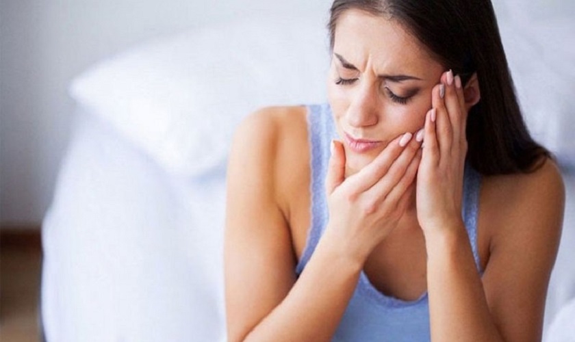 Đau nhức răng là một trong các triệu chứng gợi ý viêm xoang hàm do răng